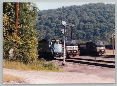 Eisenbahn Foto - Norfolk Southern #3329 #9292 #9274 Lokomotive 1990er Bahnhof