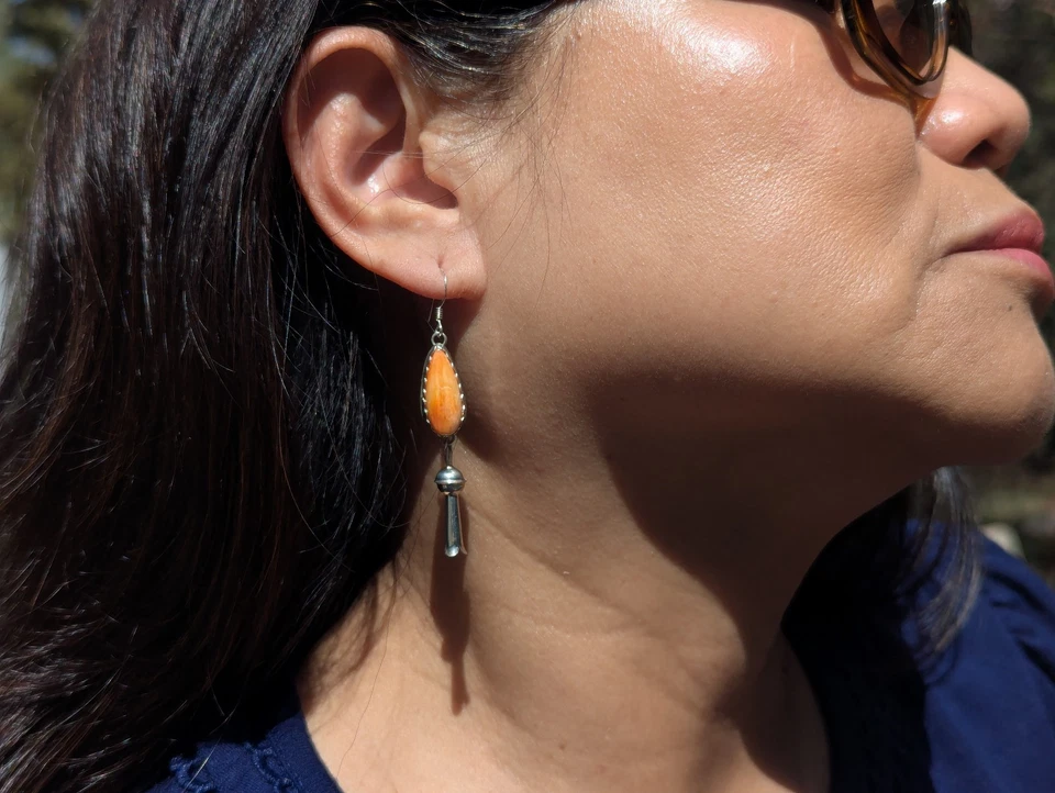 Pendientes colgantes nativos americanos espinosos ostra calabaza flor joyería hecha a mano Foto 3 de 4