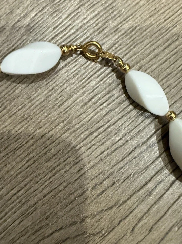 "Collar vintage blanco grueso con cuentas tono dorado 10""" Foto 2 de 3