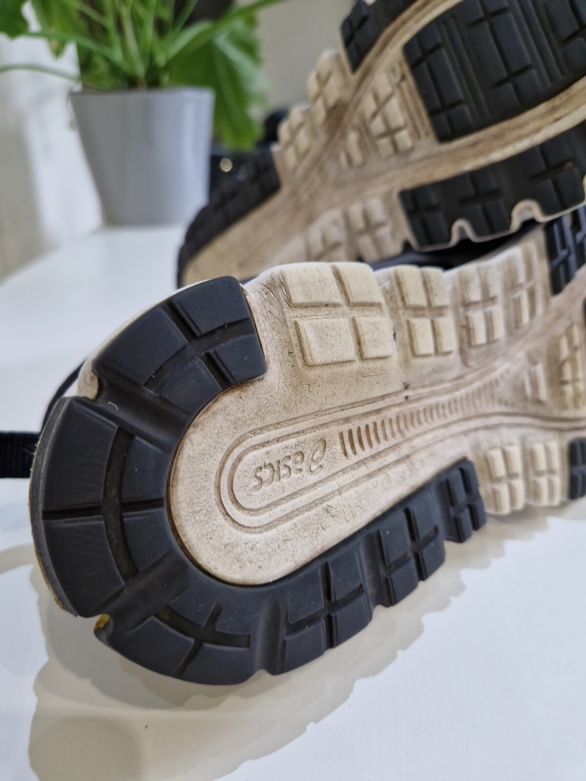 ASICS GELQUANTUM 90 RUNNING TRAINERS. MENS SIZE 10 UK. BLACK/VOLT/WHT