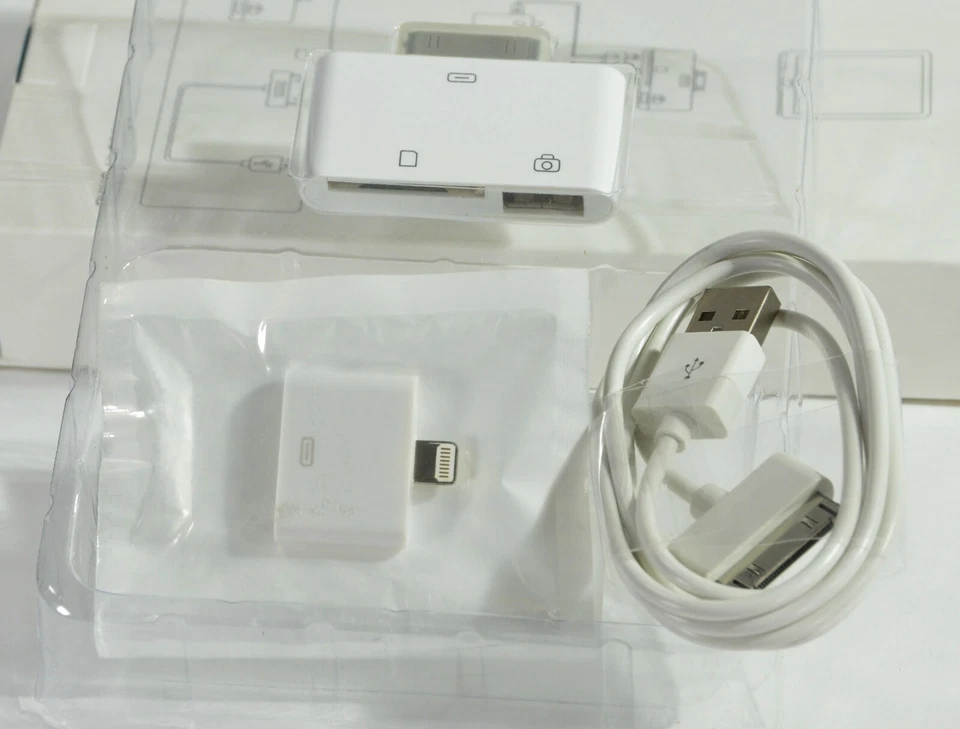 iPad Connect Kit for 10.2" iPad, 3rd party, 2-in-1 with card reader, cables - Image 3 of 3