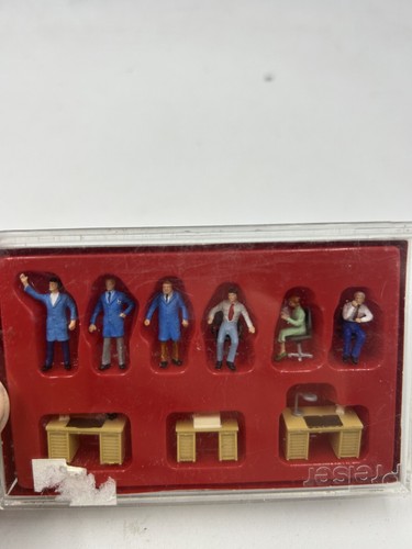 HO Preiser # 10212 Tres escritorios con seis trabajadores de oficina | Condition: New