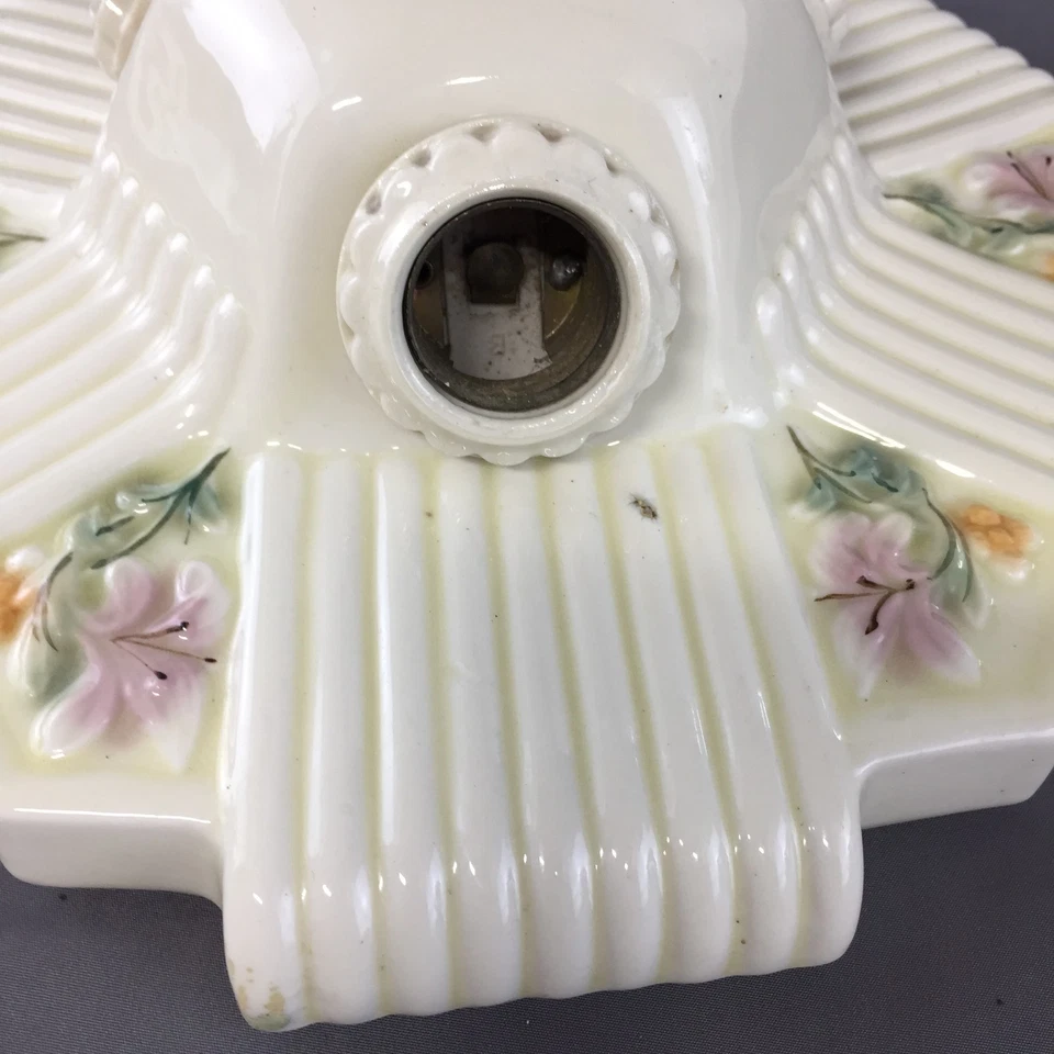 Par antigo de luminárias de teto embutidas de porcelana década de 1930 floral 3 lâmpadas - Imagem 4 de 4