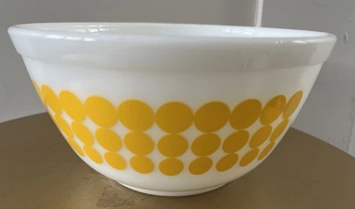 Vintage PYREX Yellow Polka Dot #402 Mixing Nesting Bowl 1.5 Quart