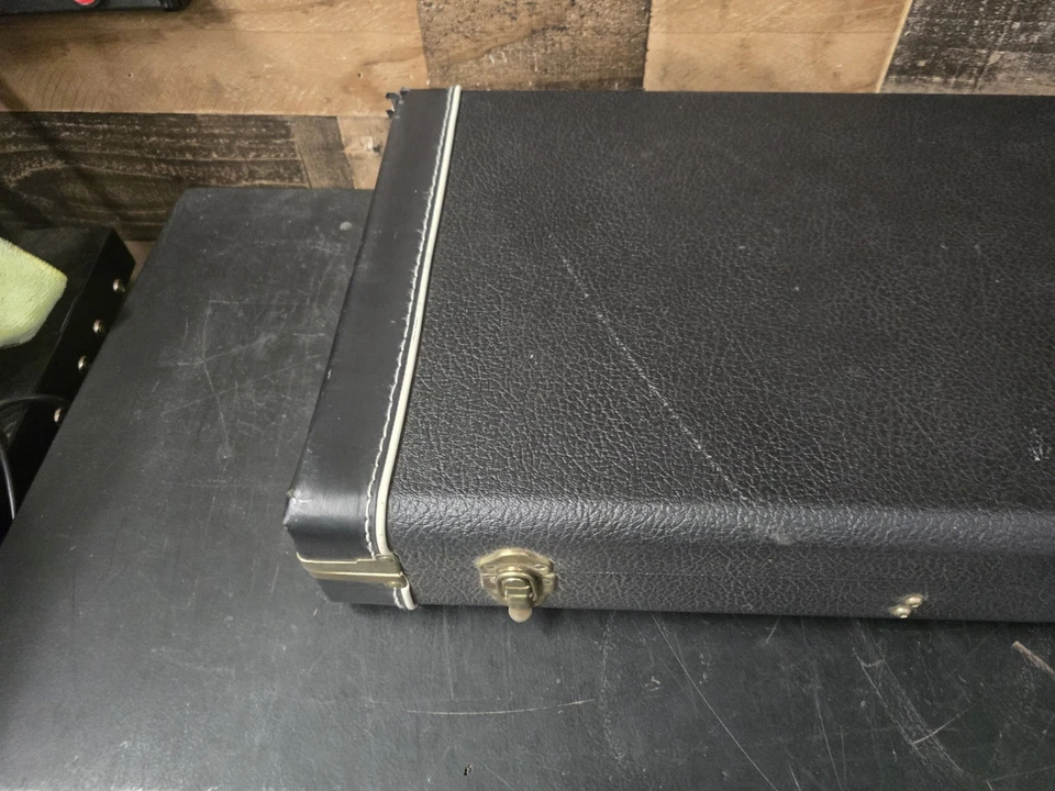 Estuche para Guitarra Ibanez Jem Carcasa Rígida Finales de los 80 Negro ROSA Logo Forrado en Rojo Foto 4 de 4