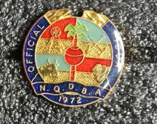 * NICE 1972 OFFICIAL TOUR N.Q.D.B.A  NORTH QUEENSLAND BOWLING BADGE/PIN #DW051