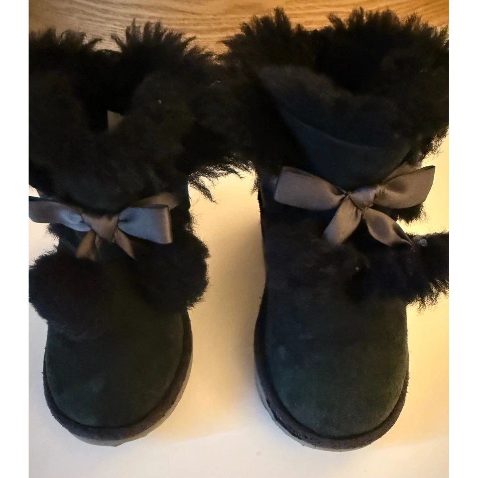 UGG Toddler Gita Slip-On Boot Girls Size 9 Black Pom-Pom Bow Shearling-Lined - Image 2 of 4