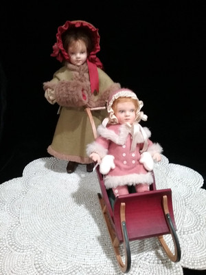R . John Wright 2011 Christmas Mary Frances, Baby Grace Dolls & Wooden Sleigh