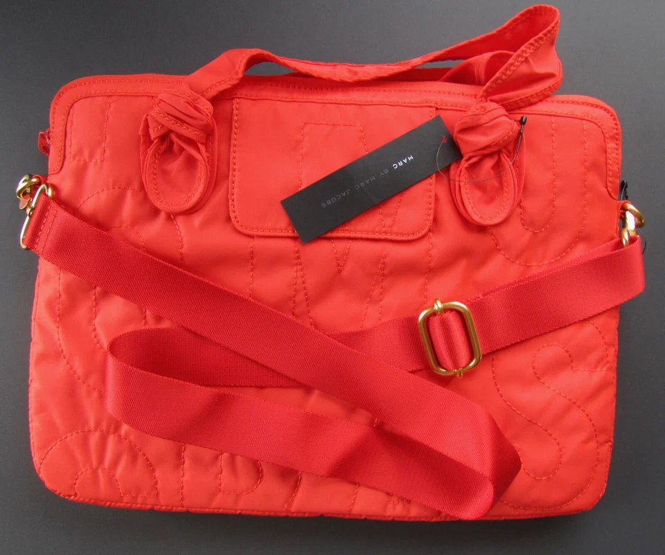 Marc By Marc Jacobs 15" Bolso Mensajero Laptop Funda Bonita Nylon Rojo Choque Nuevo Foto 4 de 4