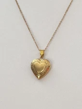 Vintage Gold Tone Etched Engraved Heart Photo Locket Pendant Necklace *