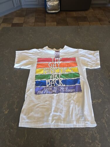 Vintage Lesbian & Gay Pride The Gay Nineties Are Back Rainbow Chicago T-Shirt - Bild 2 von 8