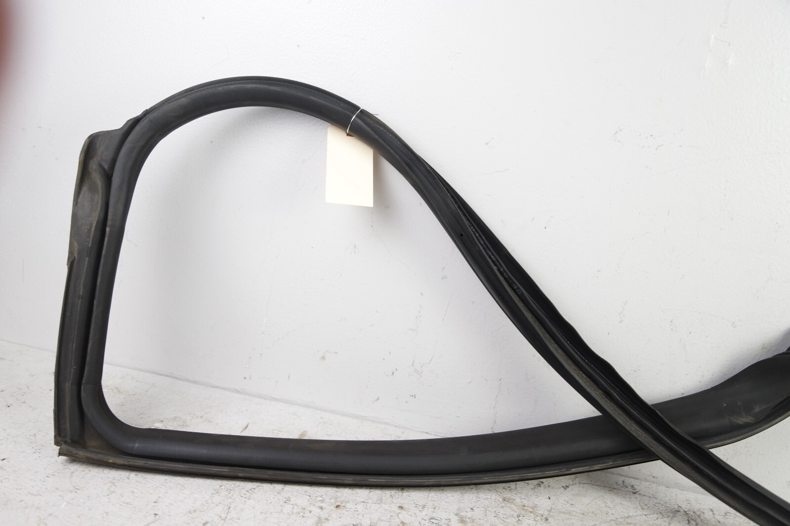 2014 - 2020 MASERATI GHIBLI REAR LEFT SIDE DOOR BODY WEATHERSTRIP SEAL OEM 60K