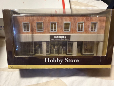 HO SCALE BACHMANN SCENE SCAPES HOBBY STORE FALSE FRONT RESIN