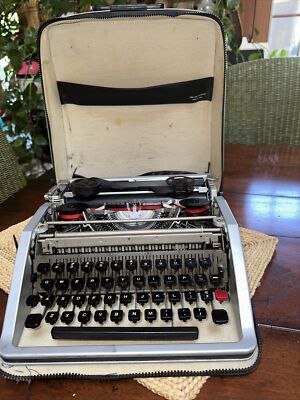 Olivetti underwood Lettera 33 case &  typewriter Italy rare MC bakelite handle