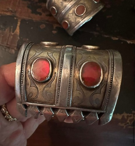 (B) Pair Antique Turkoman Silver Carnelian Cuffs Signed - Picture 6 of 7