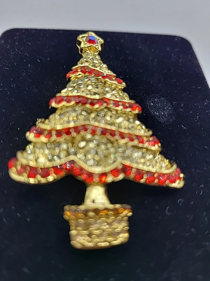 Impresionante broche de árbol de Navidad decorado con diamantes de imitación en tono dorado  Foto 3 de 4