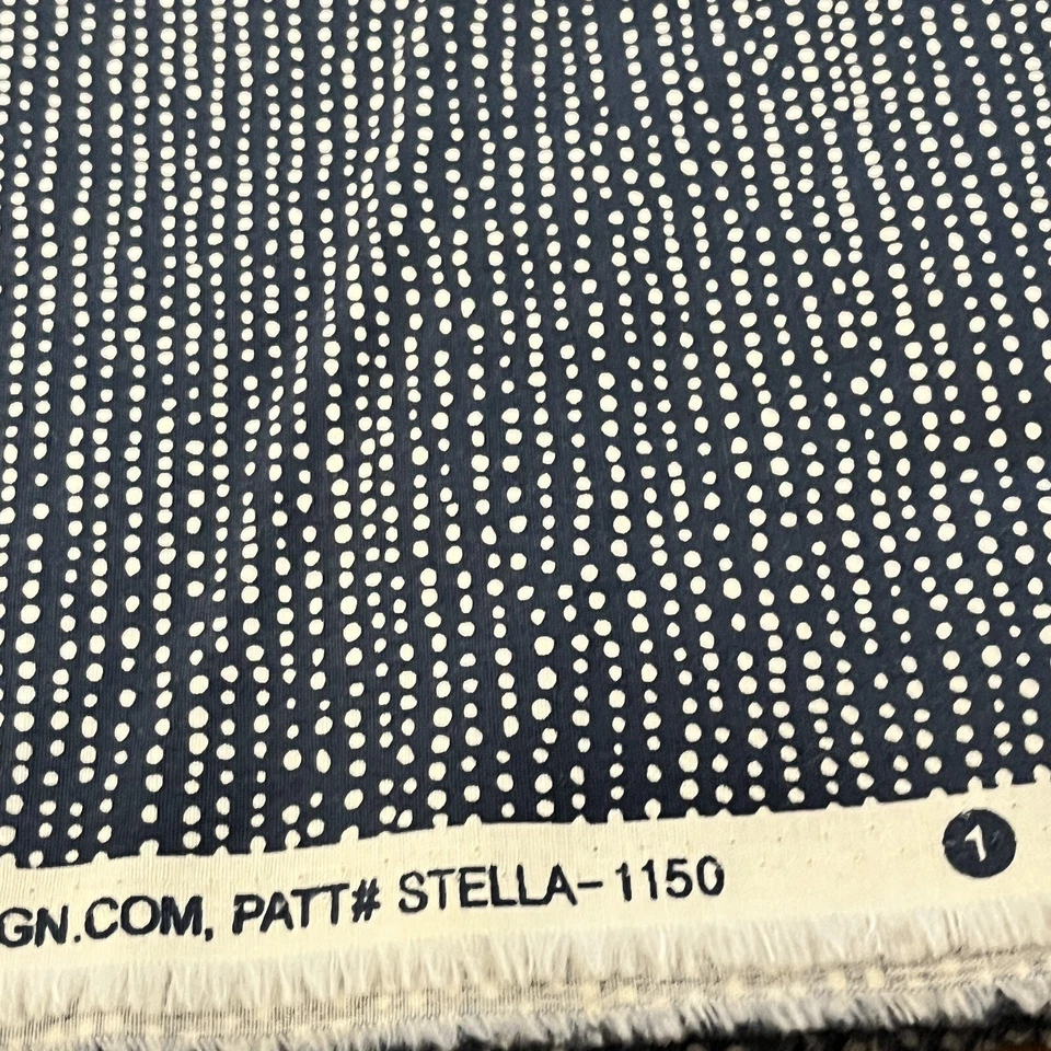Tela de coser acolchada de algodón azul/azul marino con puntos blancos en Dear Stella -2,5 yardas Foto 2 de 4