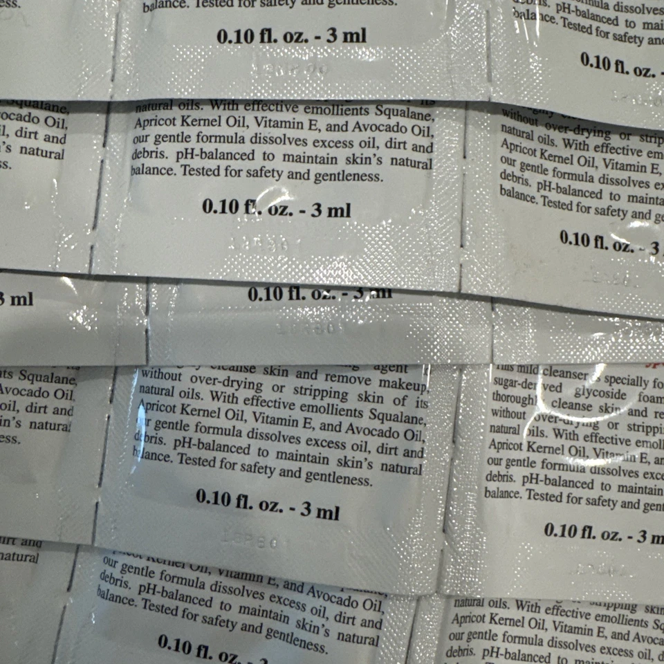 PACK DE 42 limpiadores faciales Kiehl's Ultra para todo tipo de pieles 3 ml cada paquete Foto 2 de 3