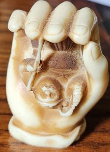 Antique Japanese NETSUKE OF MONKEY KING  SUN WUKONG In TATHAGOTA BUDDHA'S HAND