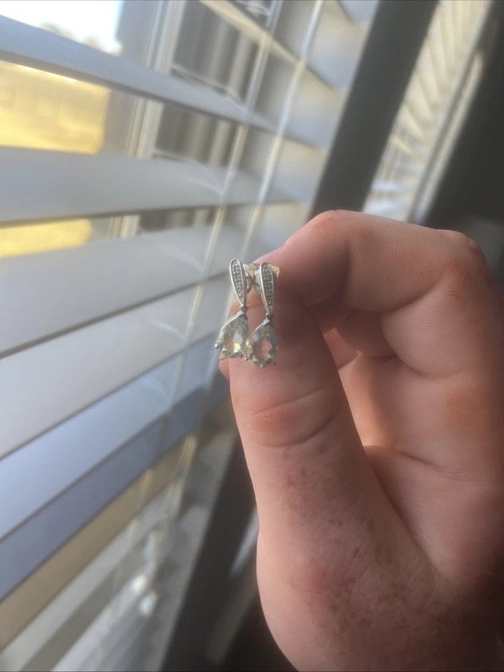 Brincos femininos Helzberg com gota de ametista verde e safira branca - Imagem 3 de 4