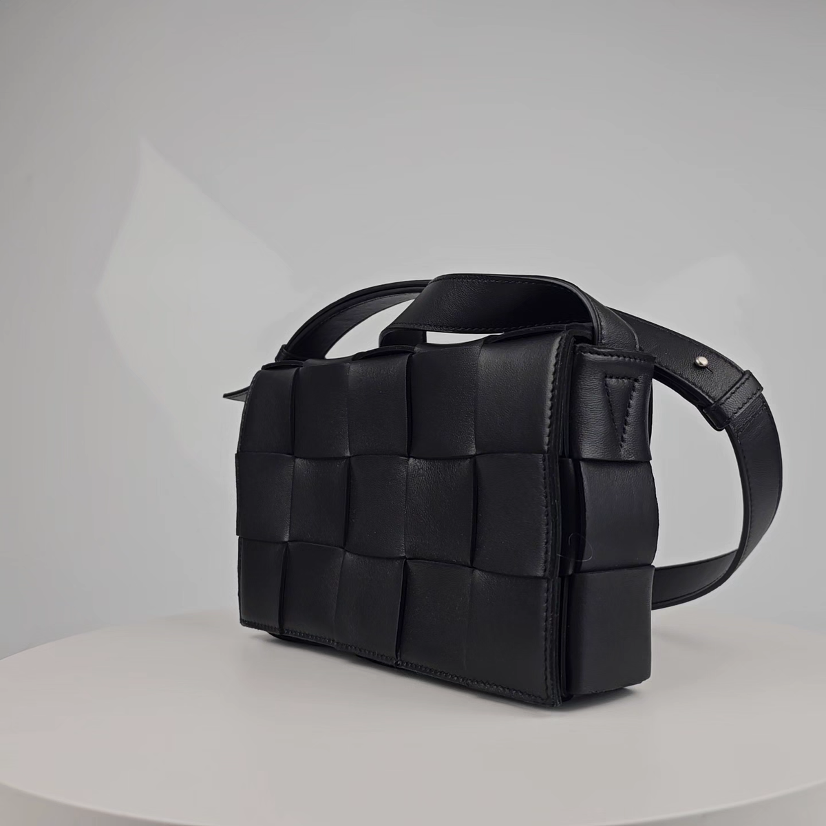 ショルダーバッグ・ポシェット Bottega Veneta Cassette Shoulder Bag Bottega Veneta - Cassette Pouchette Black Woven Shoulder Bag