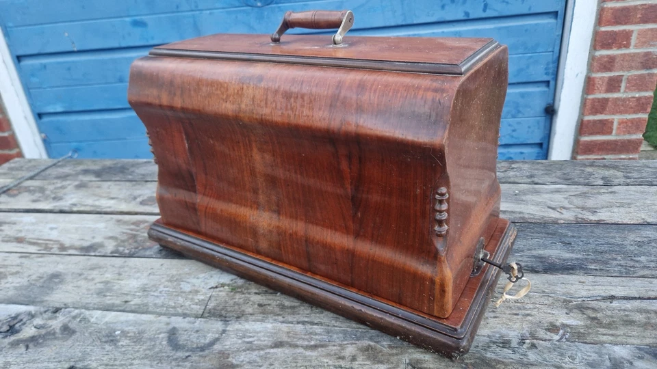 Vintage JONES FAMILY CS Vintage Manual Sewing Machine with carrying case and key - Image 4 of 4