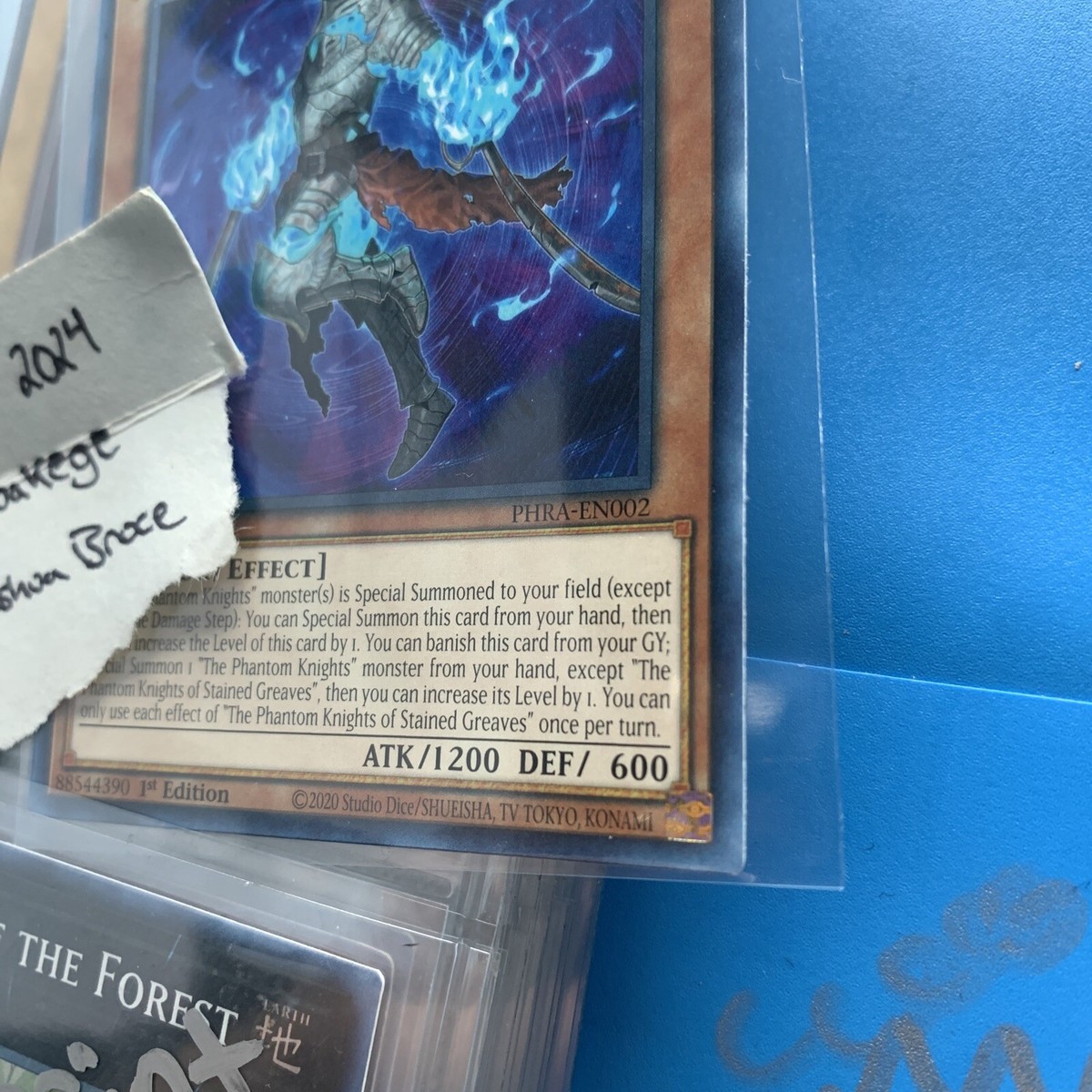 Yu-Gi-Oh! Karte „The Phantom Knights Of Stained Greaves“ – PHRA-EN002, Common, 1. Auflage