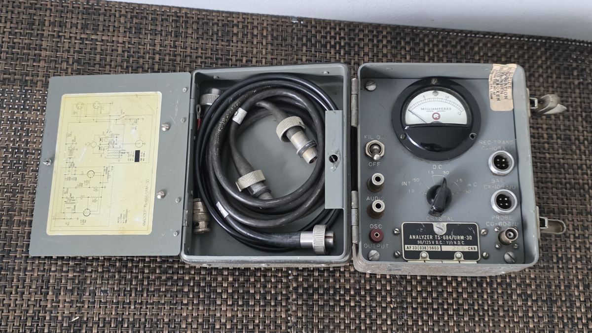 Vintage Analyzer AN/URM-30 TS-684 / URM-30 90/125 V DC : 1 1/2 V