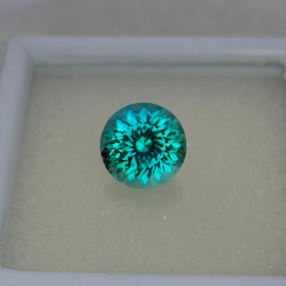 Precision Cut, 5.35 Ct Rare Bi Color Lab Sapphire, 10 MM Portuguese Cut Sapphire - Image 3 of 4