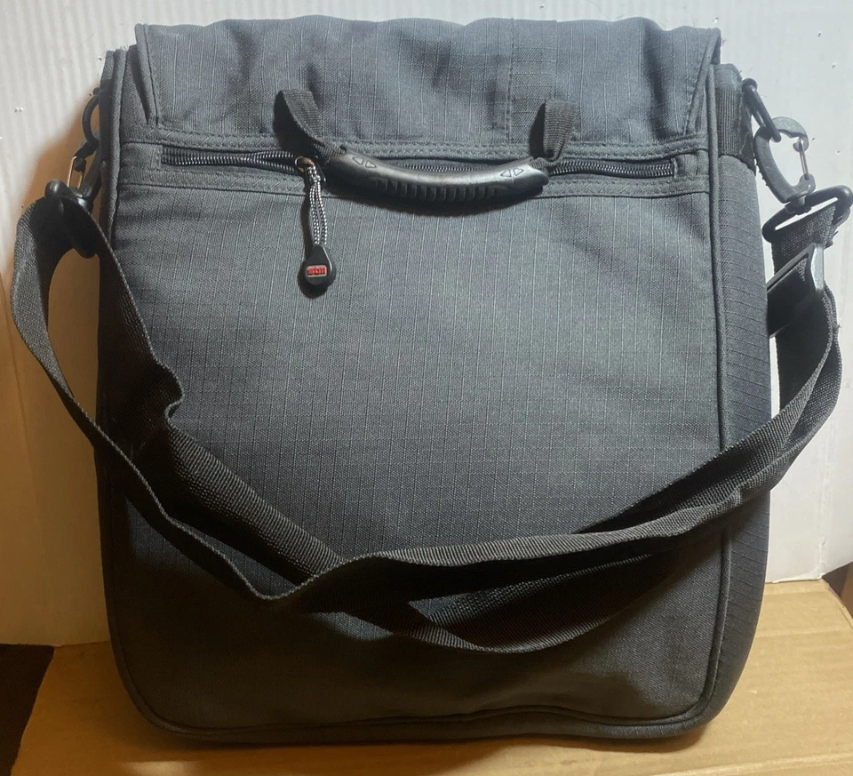 STM Vertical Laptop Bolso Mensajero Acolchado Gris Oscuro Callejón Aire Carbono 15” X 13” Foto 2 de 4