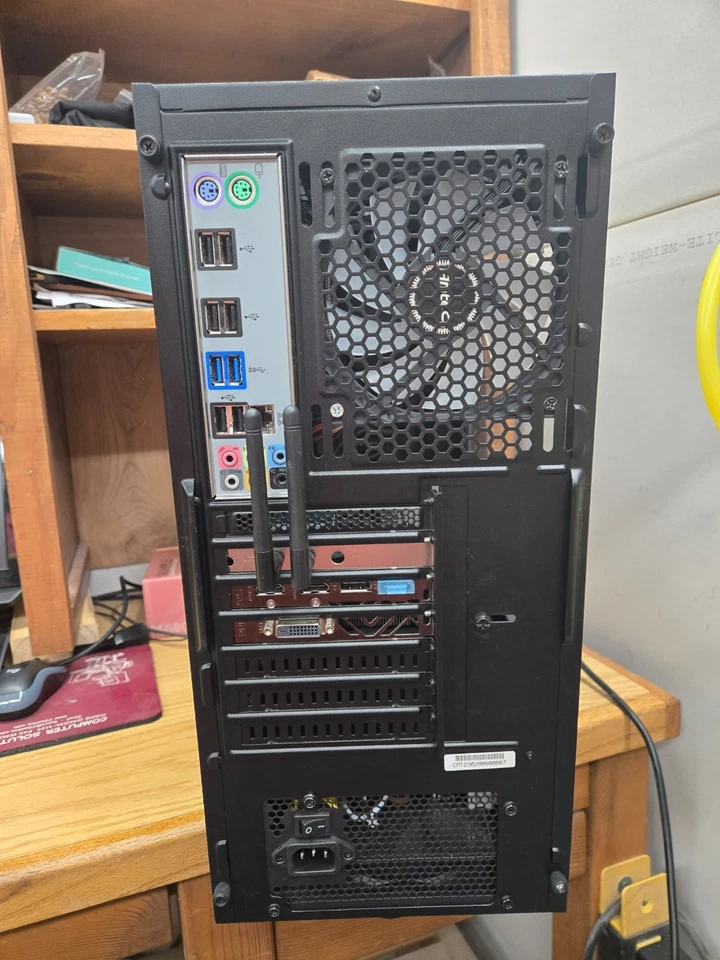 Computadora para juegos MSI reacondicionada Foto 3 de 4