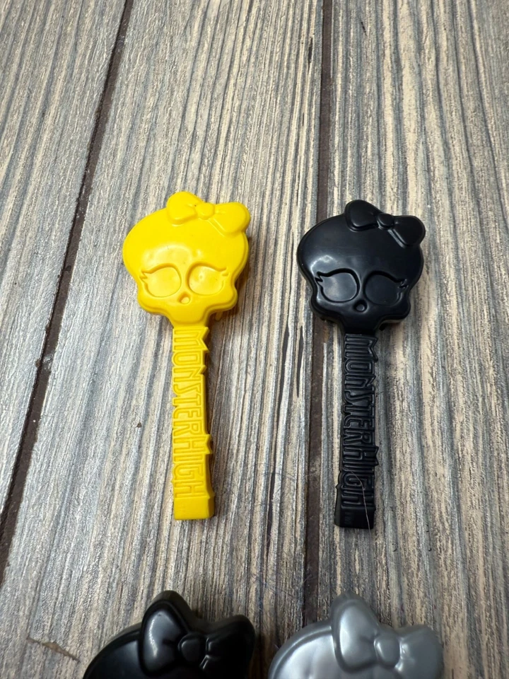 Monster High Hair Brush Clips Set Of 4 - Yellow Black & Gray Skull Design - Image 3 of 4