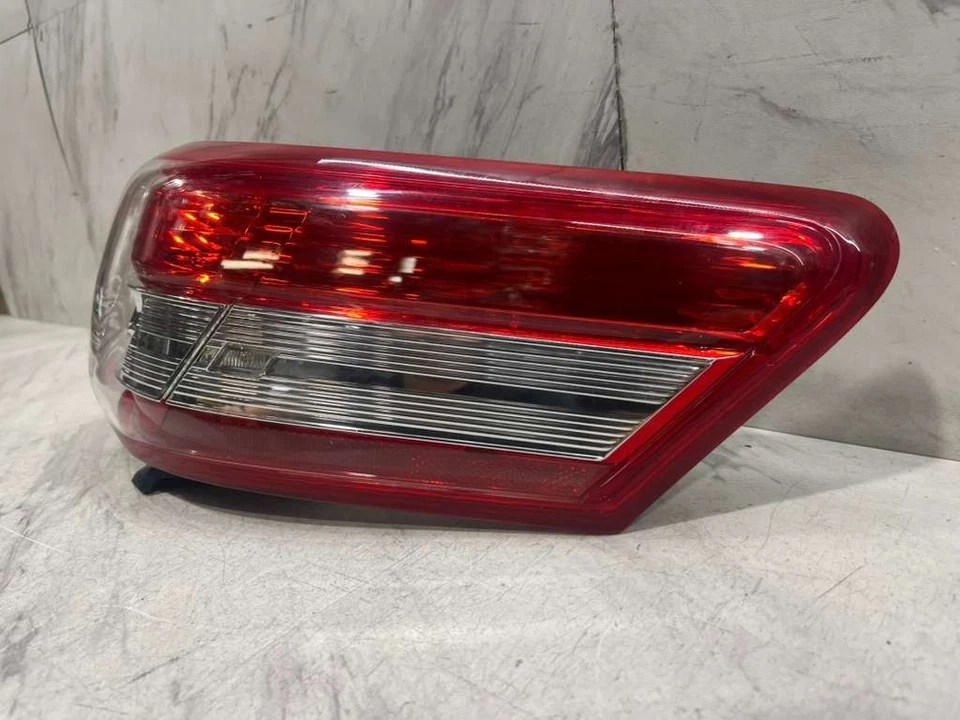 Toyota Camry 2009 2011 conjunto de luces traseras exteriores OEM lado del pasajero derecho halógeno Foto 2 de 4