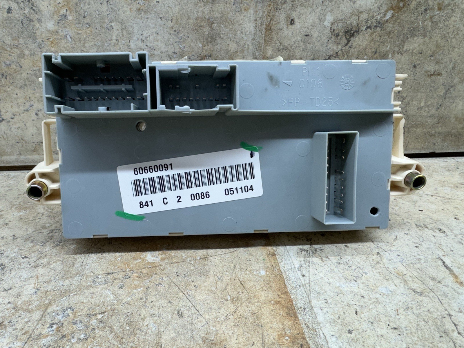15K 2005 Maserati Quattroporte M139 BCM Body Control Module Fuse Box 209877 876