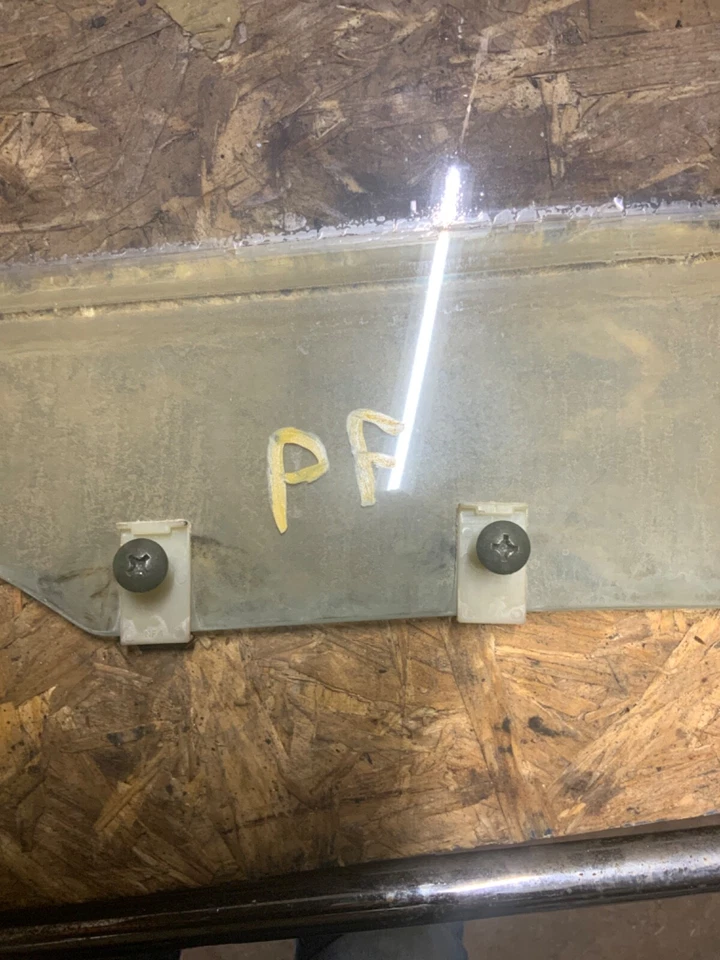 Suzuki Grand Vitara XL-7 2004 Vitara 4 puertas pasajero puerta delantera derecha ventana vidrio Foto 3 de 3