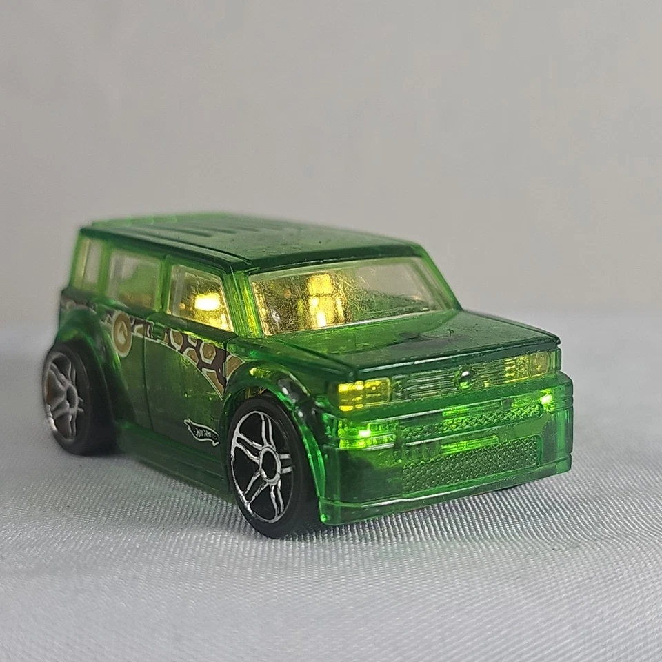 Hot Wheels Scion xB Diecast Car 2010 Race World Tierra Verde Boxy SUV PR5 1:64 Foto 2 de 4