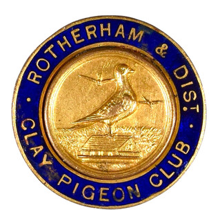 Antique Vintage Old Rotherham & District Clay Pigeon Club Enamel Lapel Badge