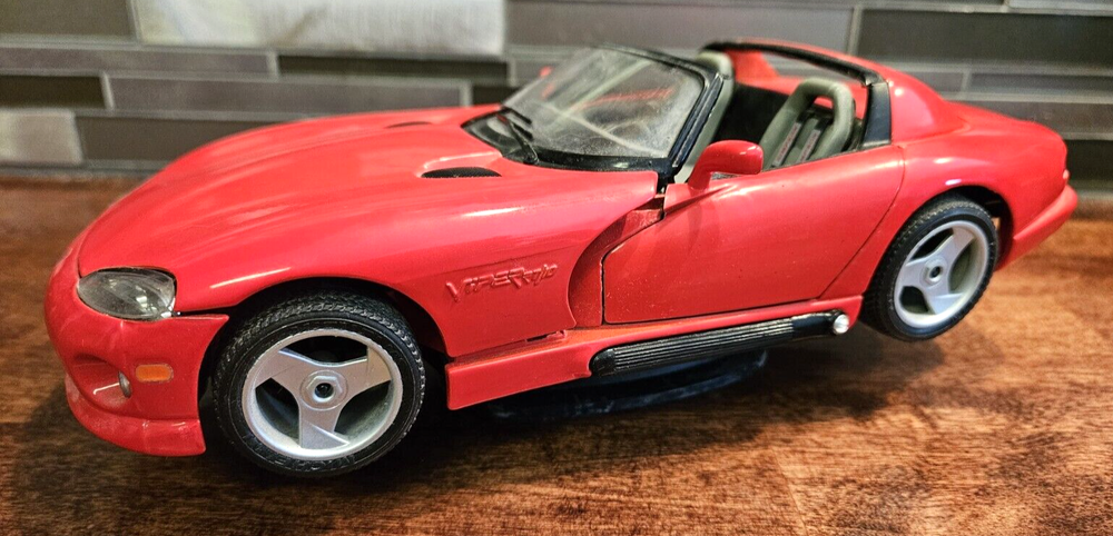 Burago Red Dodge Viper RT/10 (1992) Die-Cast Model Car 1/18 Scale on Stand