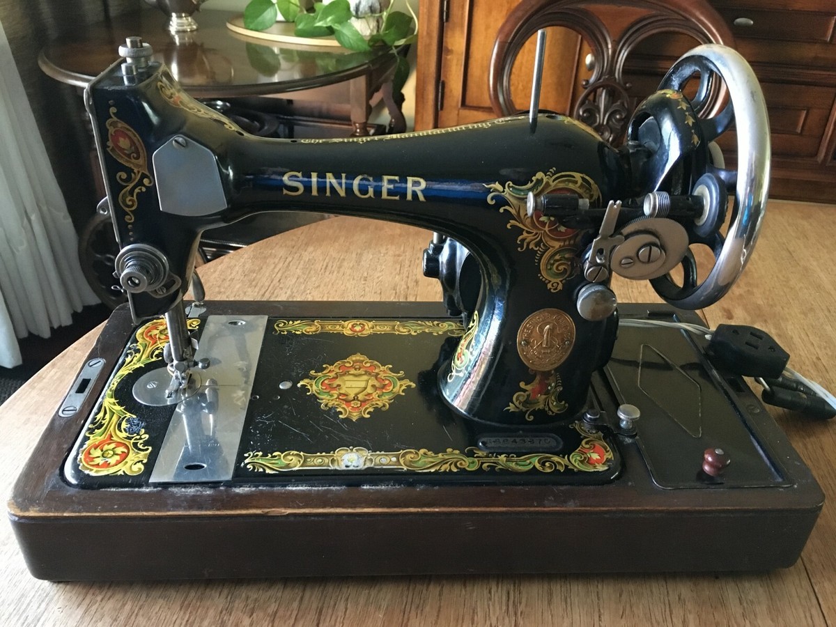The machine/ MOMAカタログ/ヴィンテージ Antique Singer Sewing Machine with Bentwood Carry Case