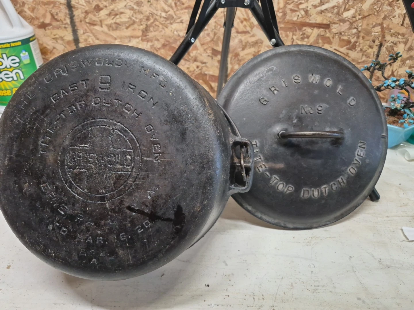 Griswold Cast Iron No 9 Tite-Top Dutch Oven 834a With 2552 Lid.