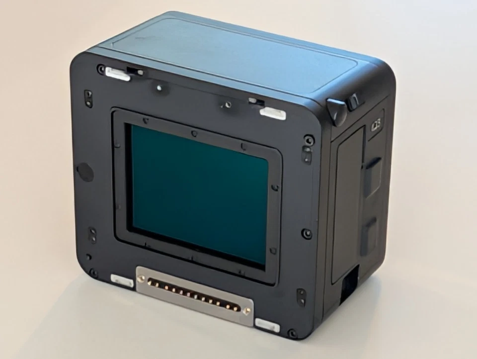 Parte posterior digital Phase One IQ3 100MP con baterías, cargador, tarjetas CF, cables M645 Foto 3 de 4