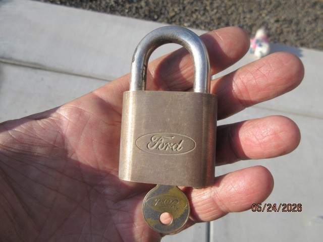 SCRIPT "FORD" CAR AUTO BRASS PADLOCK w/ KEY, OLD VINTAGE LOCK LOT ANTIQUE LOCKS