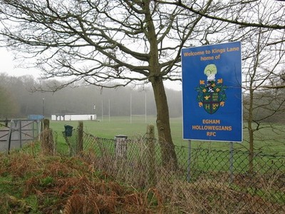 Foto A2 Kings Lane Rugby Gelände Egham hell Schild zur Ankündigung des Bodens c2011