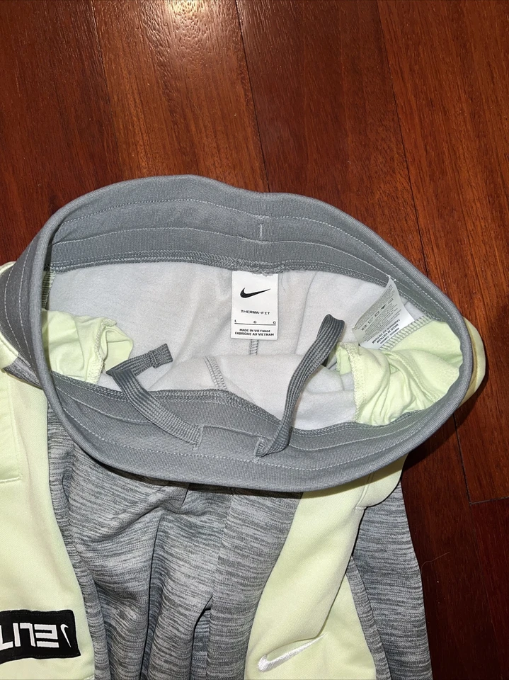 Pantalones deportivos Nike Therma-Fit grises, verdes y blancos grandes para niños Foto 4 de 4