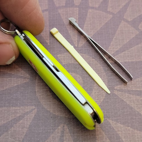 Victorinox Knife Switzerland Swiss Army Sak 58mm Classic SD GLOW In The Dark - Picture 5 of 6