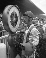 650197 1955 Champion Jockey Eddie Arcaro Horse Racing Wall Print Poster