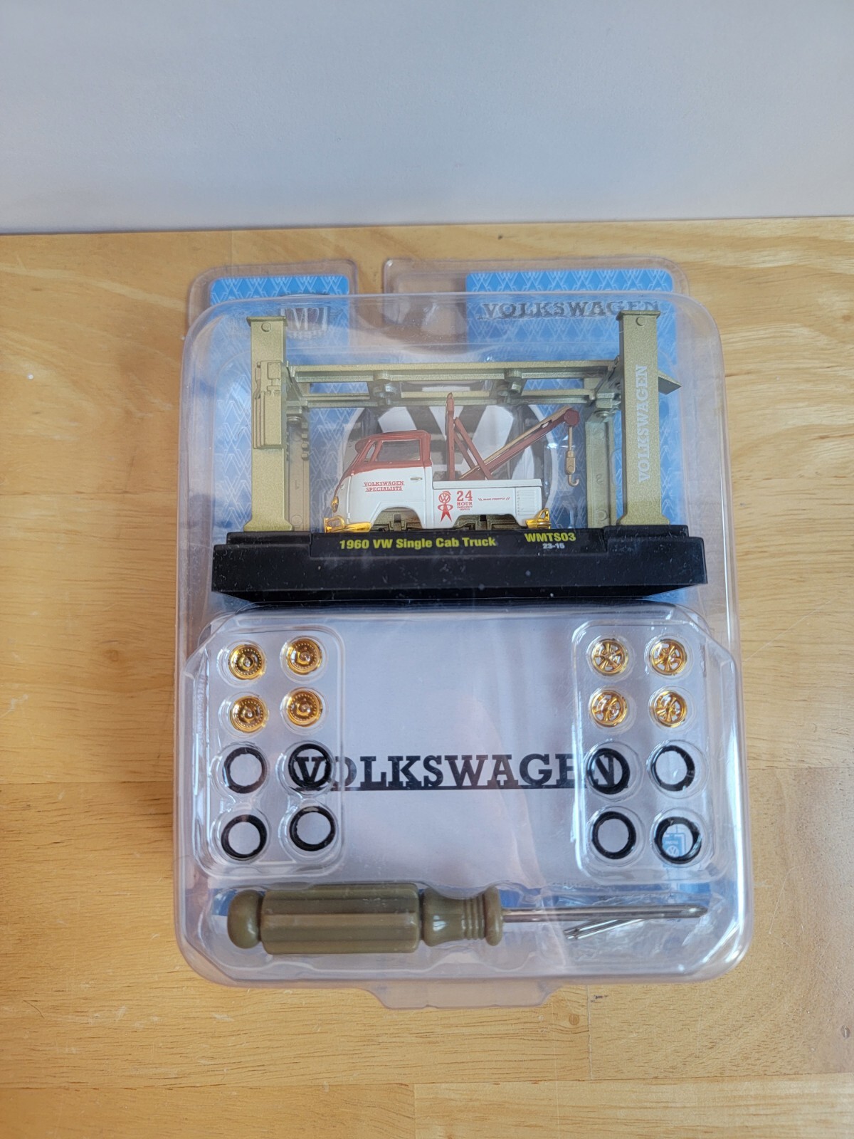 M2 Machines 1960 Volkswagen VW Single Cab Tow Truck Model Kit 1:64 CHASE WMTS03