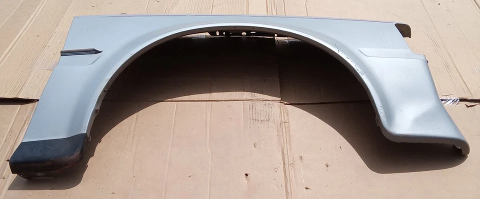 Guardabarros delantero Ford Escort 1981-1985 con antena (lado del pasajero) Foto 2 de 4