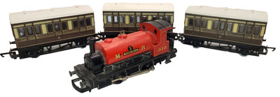 Hornby R.313 Robbie Burns Lok + 3 x R.213 Reisezugwagen Spurweite OO Intermittent Runner