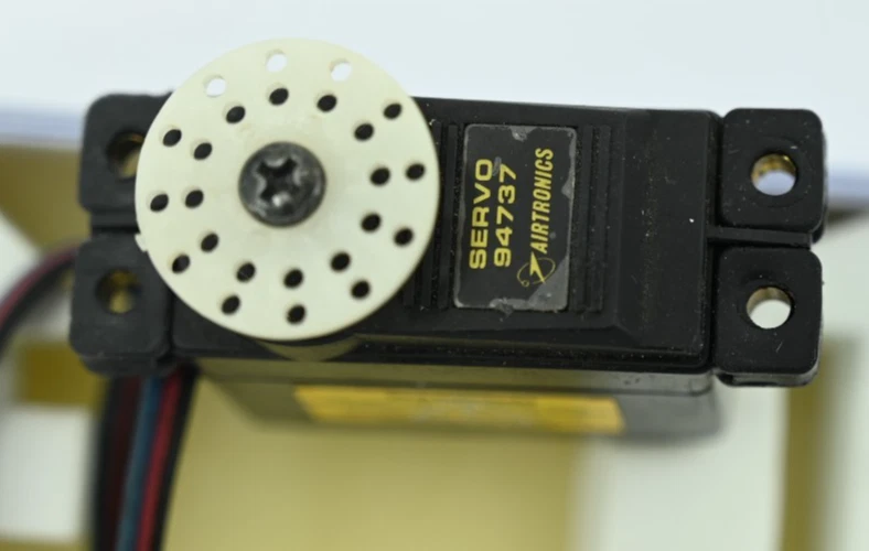 Vintage Airtronics 94737 Competition Contest Heavy Duty Servo with Original Case - Image 2 of 3